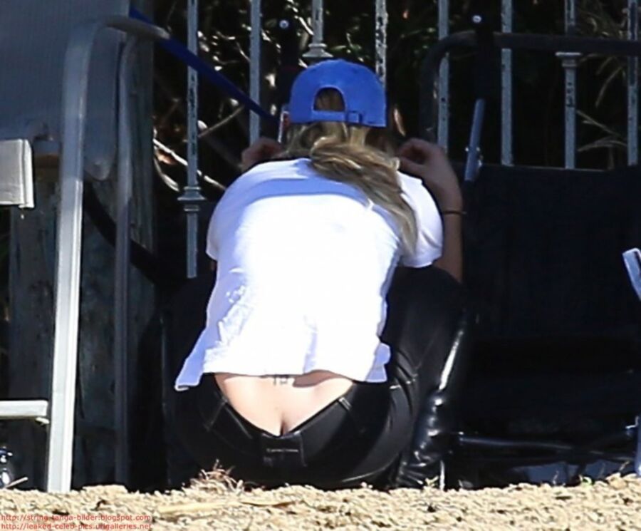 Free porn pics of Kaley Cuoco show us her thong 2 of 10 pics