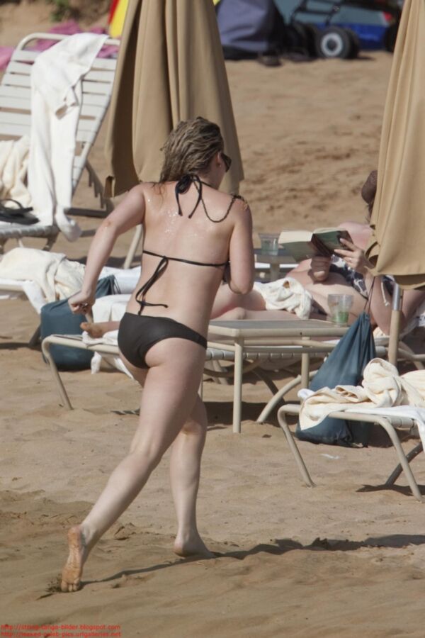 Free porn pics of Hillary Duff bikini pics 23 of 24 pics