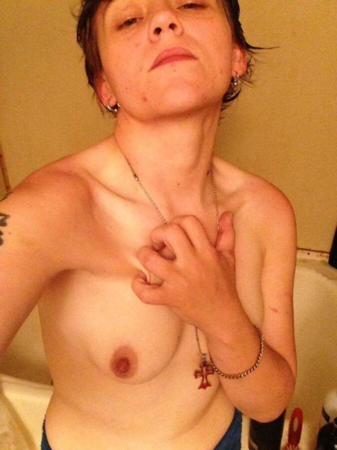 Free porn pics of Dyke me and my BF got with that loved sending pics.. 7 of 17 pics