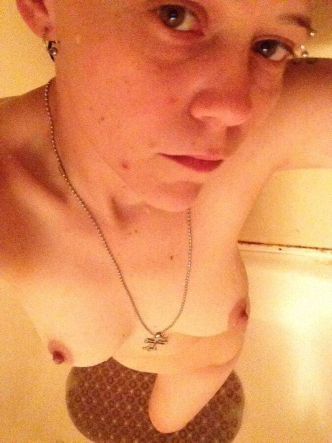 Free porn pics of Dyke me and my BF got with that loved sending pics.. 12 of 17 pics