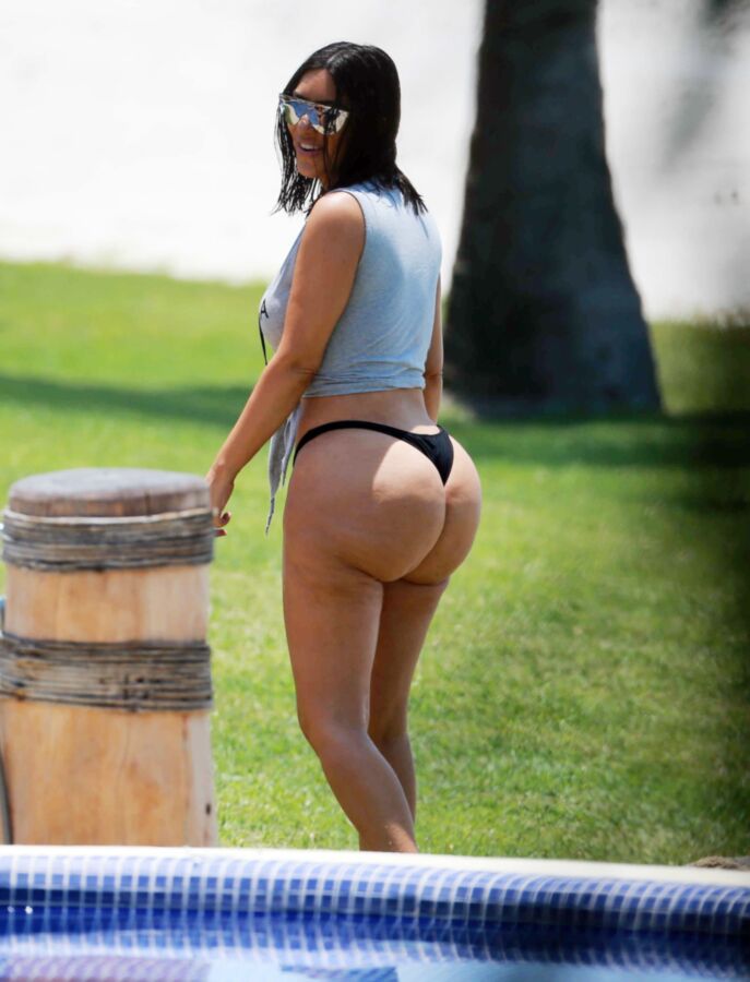 Free porn pics of Kim Kardashian show us her sexy big ass 8 of 22 pics