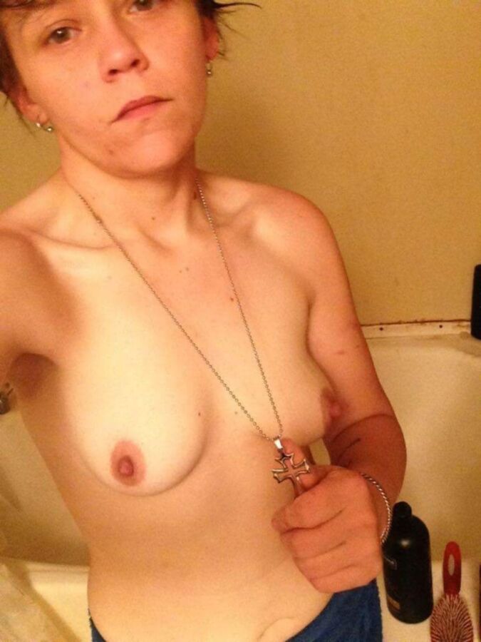 Free porn pics of Dyke me and my BF got with that loved sending pics.. 9 of 17 pics