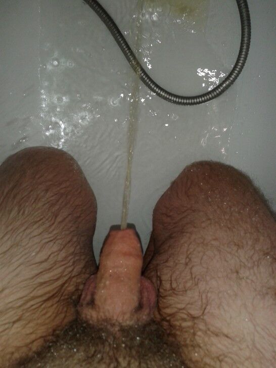 Free porn pics of Me pissing in bath 4 of 8 pics