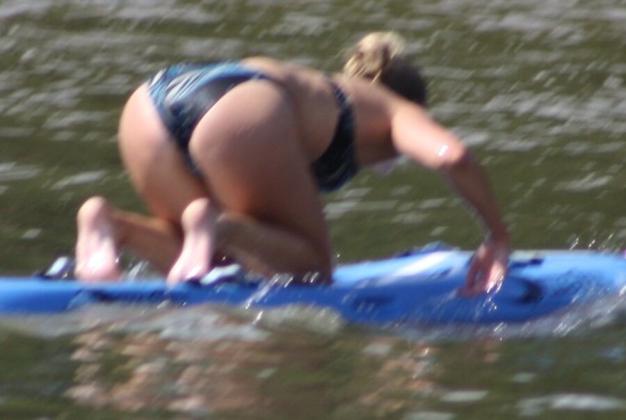 Free porn pics of Surferin zeigt ihren dicken Prachtarsch - Sufer girl bends over 2 of 9 pics