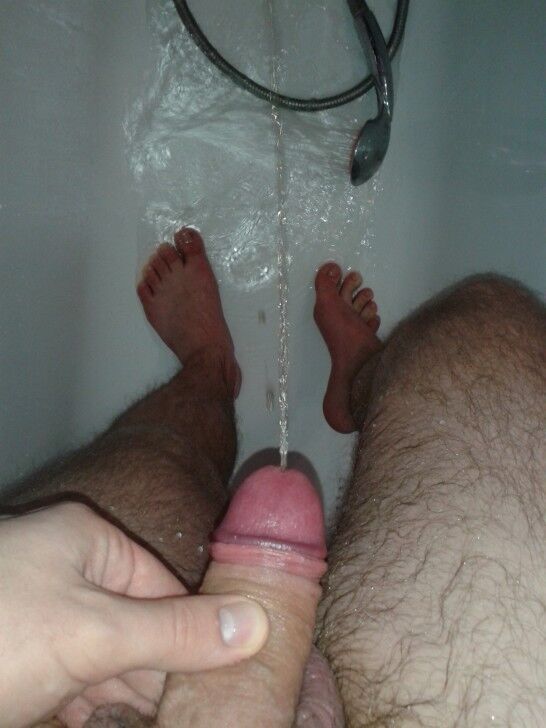 Free porn pics of Me pissing in bath 1 of 8 pics