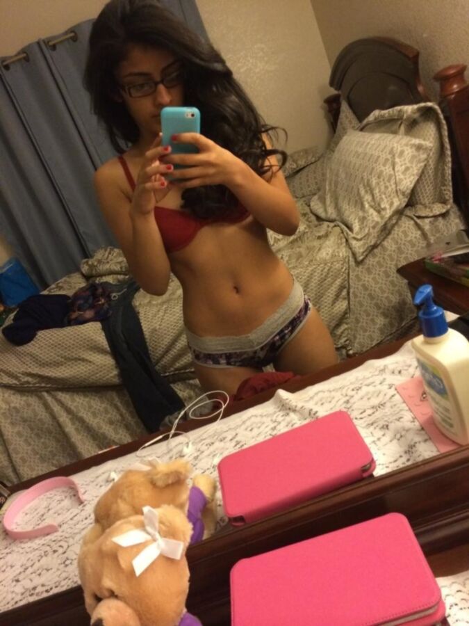 Free porn pics of DESI exposing herself 12 of 34 pics