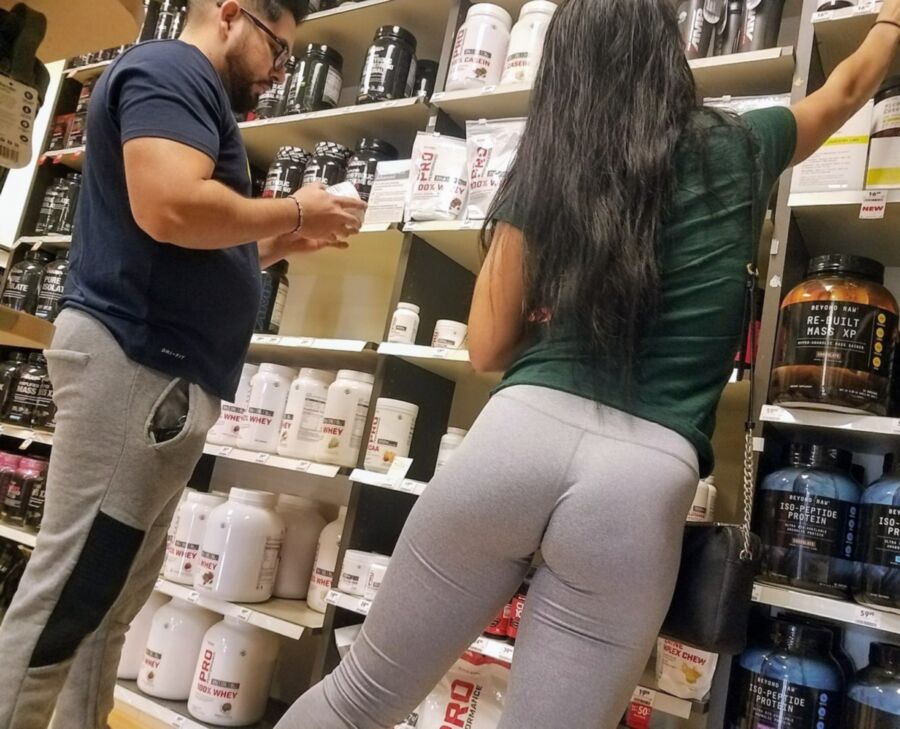 Candid booty of athletic young chick. 
