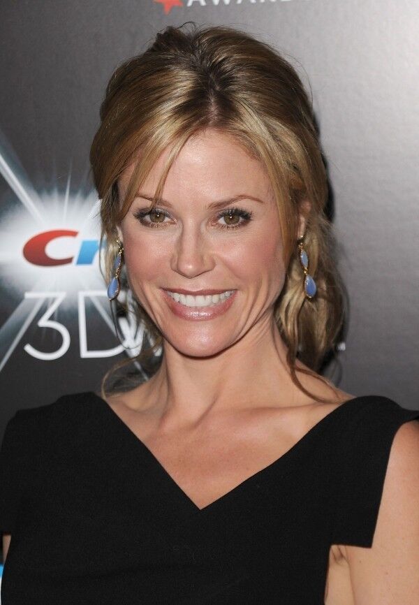 Free porn pics of Julie Bowen, sublime MILF de Modern Family 12 of 201 pics