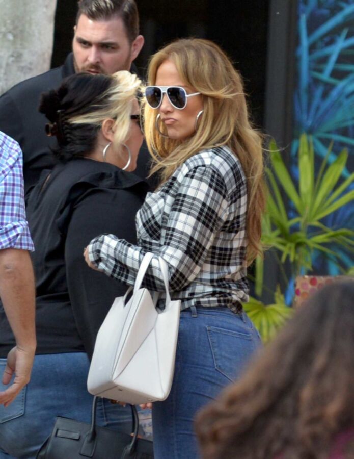 Free porn pics of Jennifer Lopez incredible ass in tight jeans 9 of 11 pics