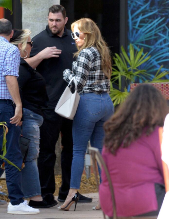 Free porn pics of Jennifer Lopez incredible ass in tight jeans 6 of 11 pics