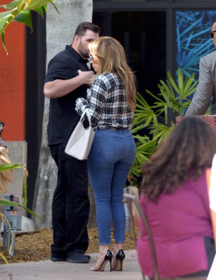 Free porn pics of Jennifer Lopez incredible ass in tight jeans 4 of 11 pics