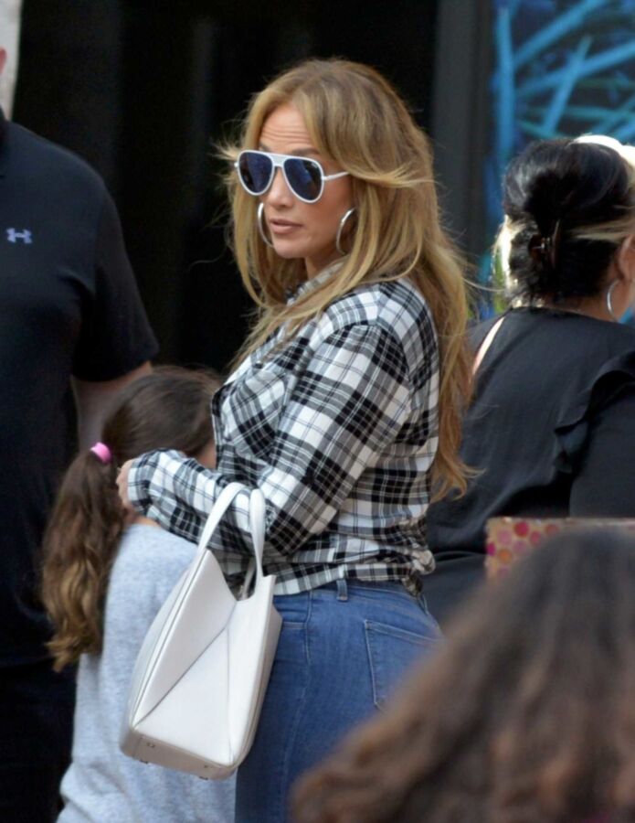 Free porn pics of Jennifer Lopez incredible ass in tight jeans 11 of 11 pics