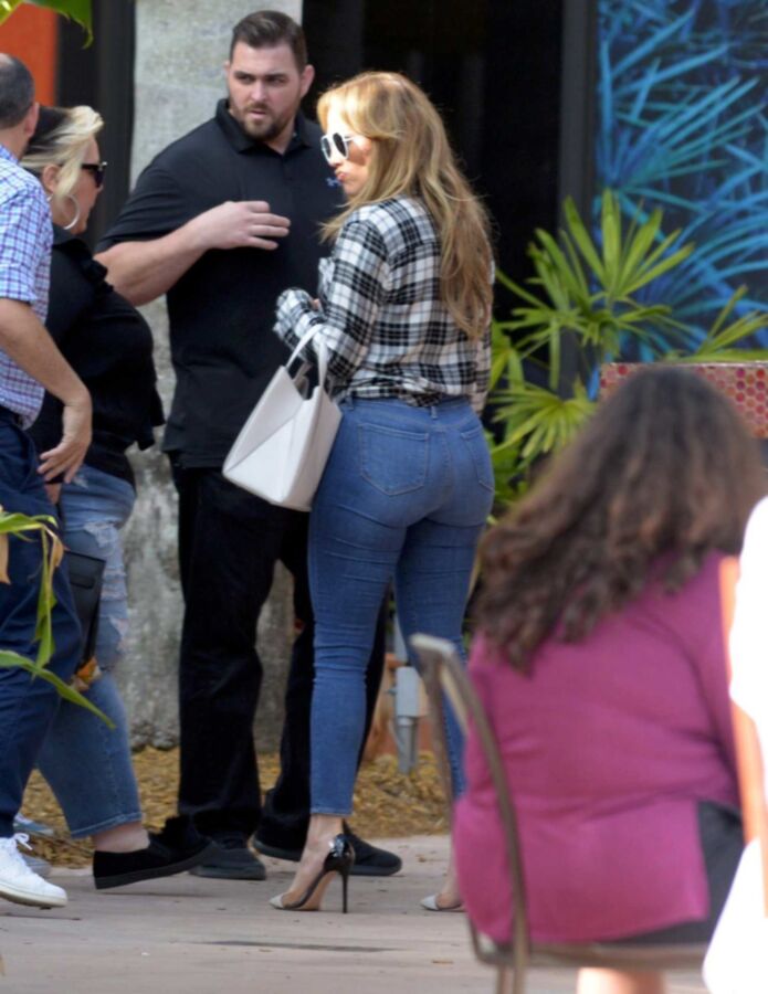 Free porn pics of Jennifer Lopez incredible ass in tight jeans 7 of 11 pics