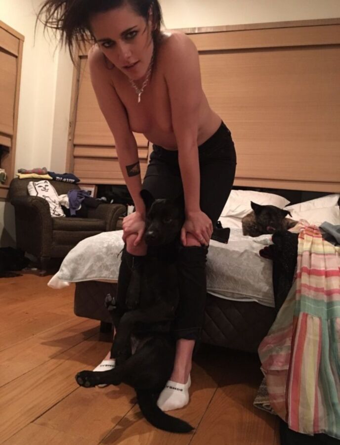 Free porn pics of Kristen Stewart Leaked 8 of 20 pics