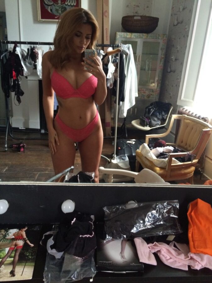 Free porn pics of Celebrity Fappers - Holly Peers Homemade Selfie 22 of 86 pics