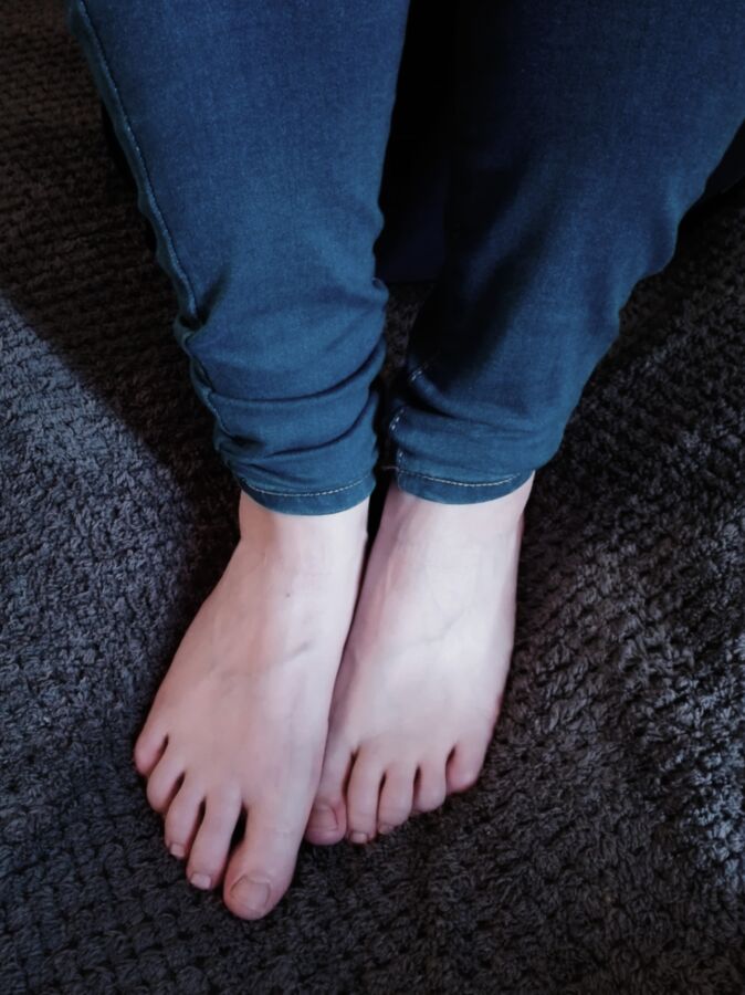 Free porn pics of My best friend and her sexy feet 1 of 1 pics