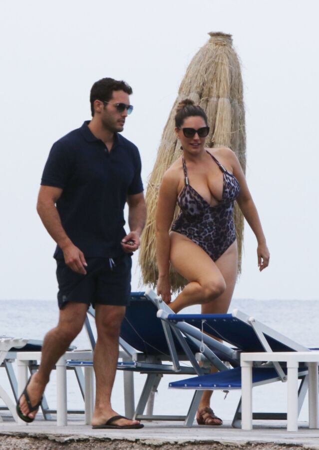 Free porn pics of Kelly Brook - Curvy British Celeb Flaunts Huge Boobs in Swimsuit 20 of 122 pics