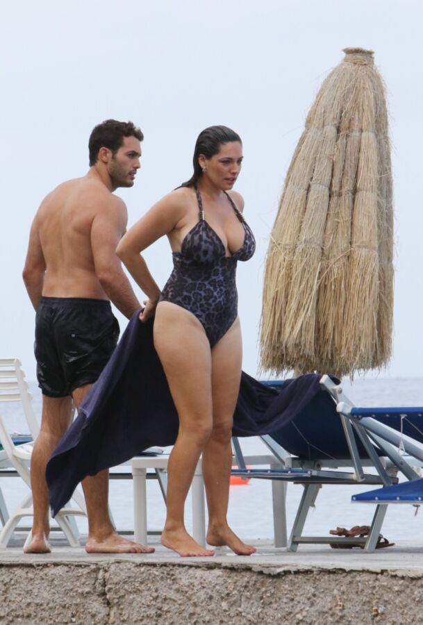 Free porn pics of Kelly Brook - Curvy British Celeb Flaunts Huge Boobs in Swimsuit 17 of 122 pics