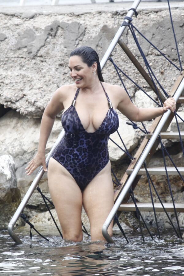 Free porn pics of Kelly Brook - Curvy British Celeb Flaunts Huge Boobs in Swimsuit 7 of 122 pics