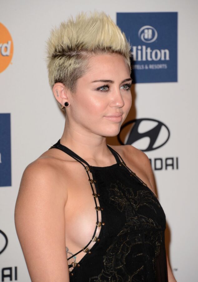 Free porn pics of Miley Cyrus 22 of 35 pics