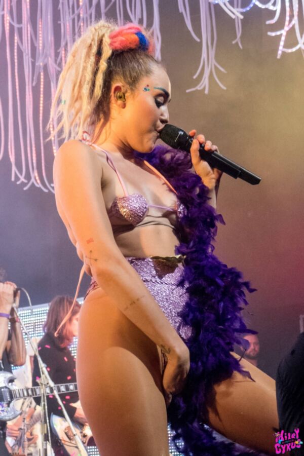 Free porn pics of Miley Cyrus 3 of 35 pics