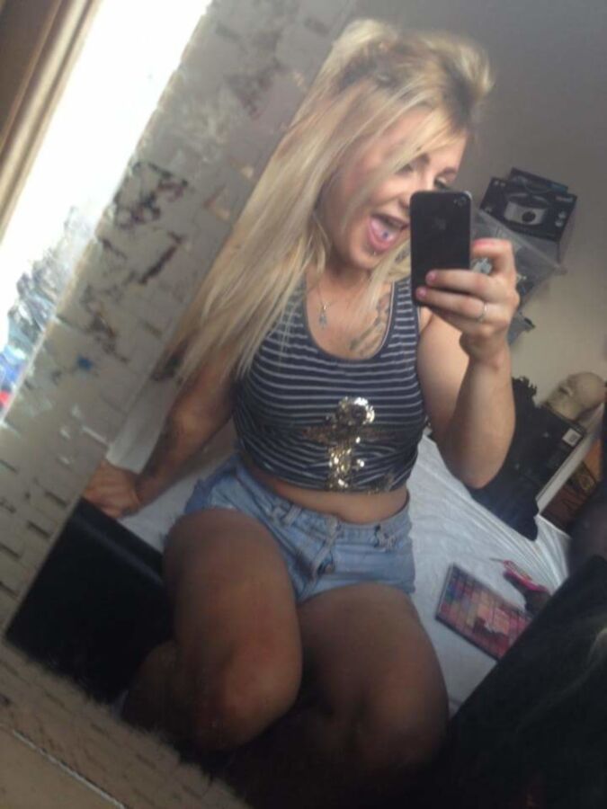 Free porn pics of Teen chav slut  12 of 12 pics