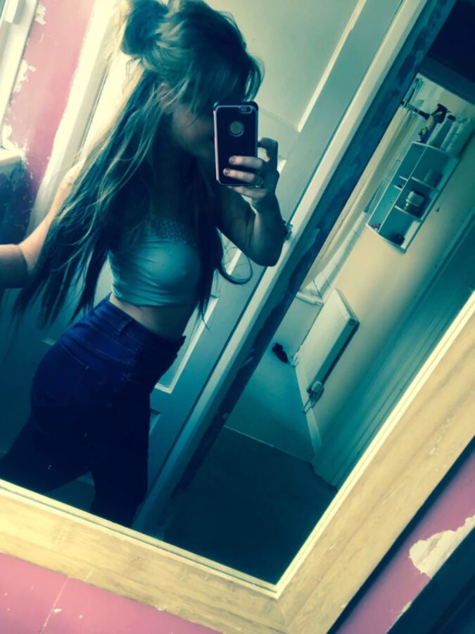 Free porn pics of Teen chav slut  8 of 12 pics