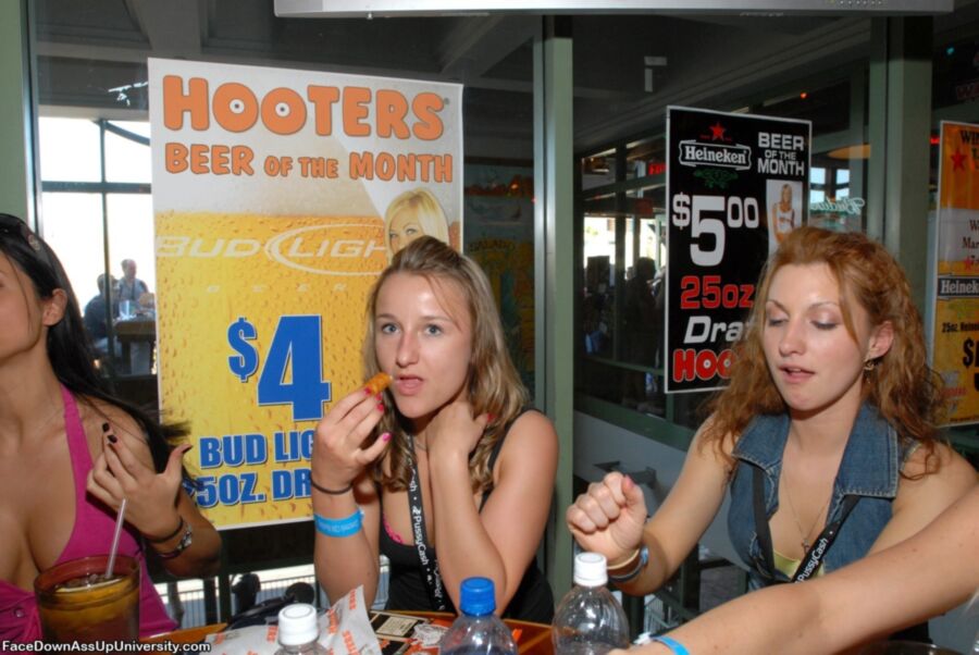 Free porn pics of Lunch at Hooters 19 of 20 pics