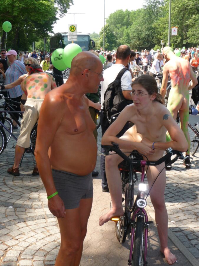 Free porn pics of nudisten in berlin 17 of 25 pics