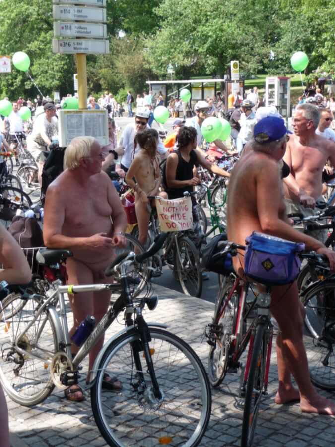 Free porn pics of nudisten in berlin 16 of 25 pics