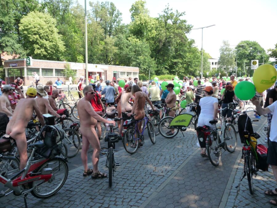 Free porn pics of nudisten in berlin 19 of 25 pics