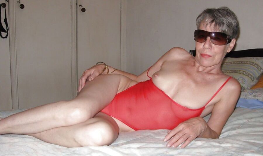 Free porn pics of Brazilian sexy granny posing on bed 7 of 13 pics
