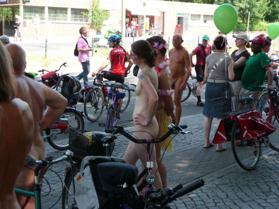 Free porn pics of nudisten in berlin 21 of 25 pics