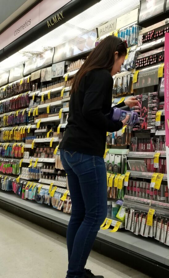 Free porn pics of Korean Hottie at a CVS 19 of 24 pics