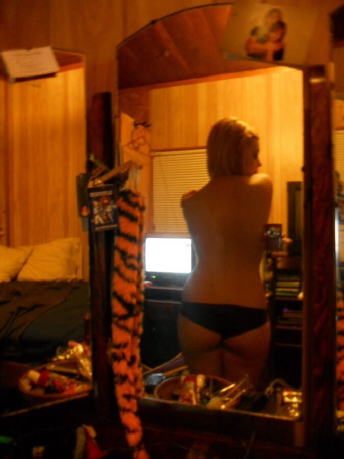 Free porn pics of sweet blonde emo chick 18 of 41 pics