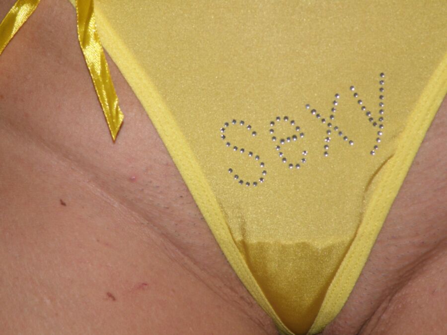 Free porn pics of Yellow Sexi 4 of 35 pics