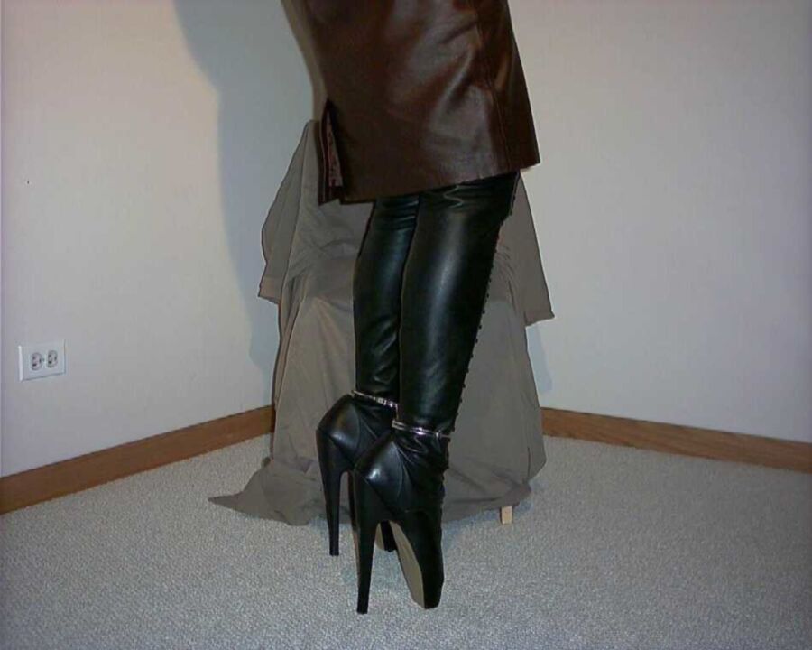 Free porn pics of high heel study 19 of 49 pics