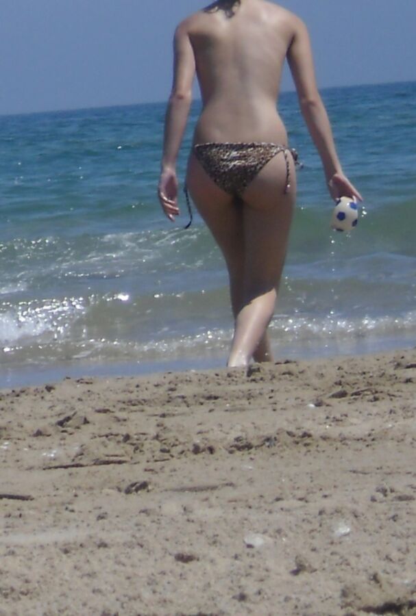Free porn pics of My sister at the beach/Mi hermana en la playa 1 of 3 pics