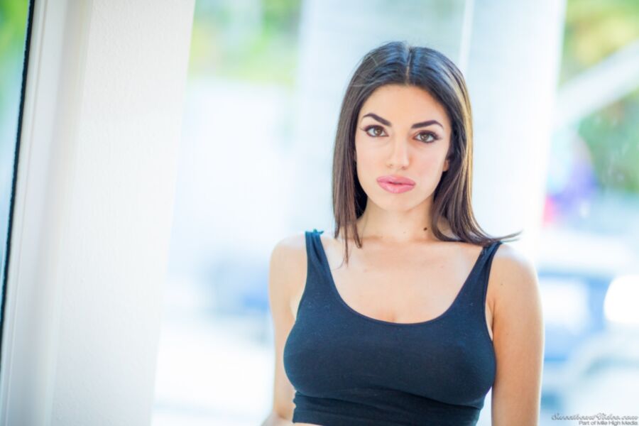 Darcie Dolce и Gianna Dior обмениваются ласками в беседке