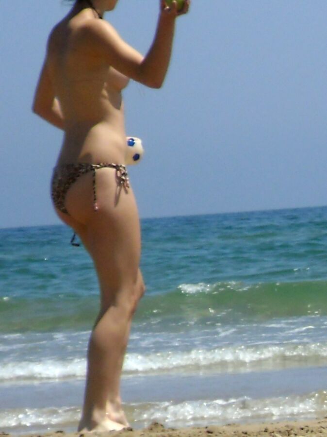 Free porn pics of My sister at the beach/Mi hermana en la playa 3 of 4 pics