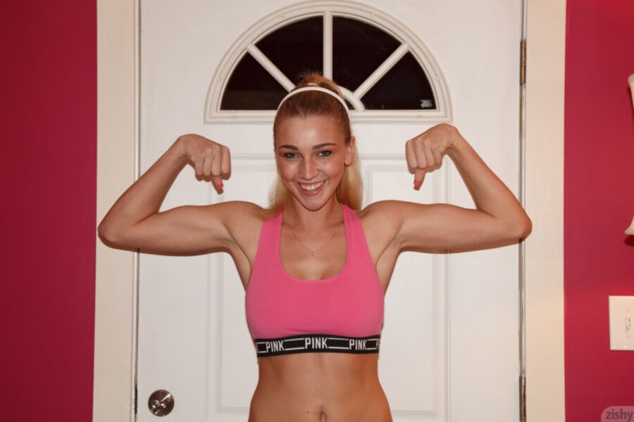 Free porn pics of kendra sunderland in pink underwear shows cameltoe 6 of 62 pics