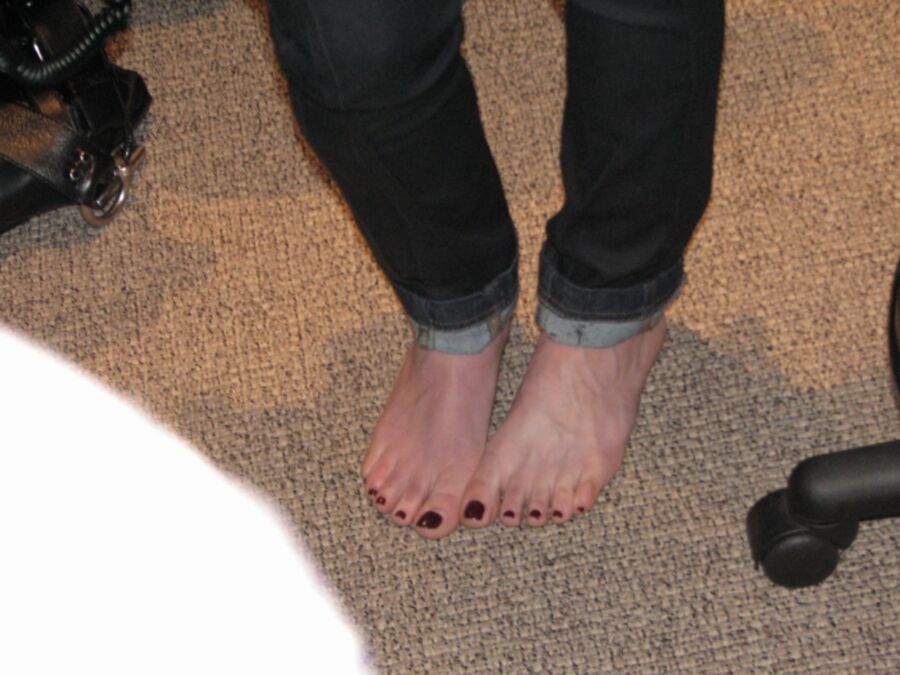 Free porn pics of celebrity feet - Hilary Duff 8 of 49 pics