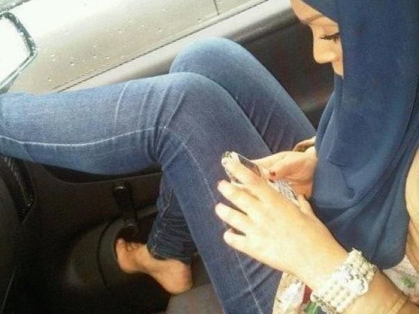 Free porn pics of Hijab Feet 8 of 12 pics