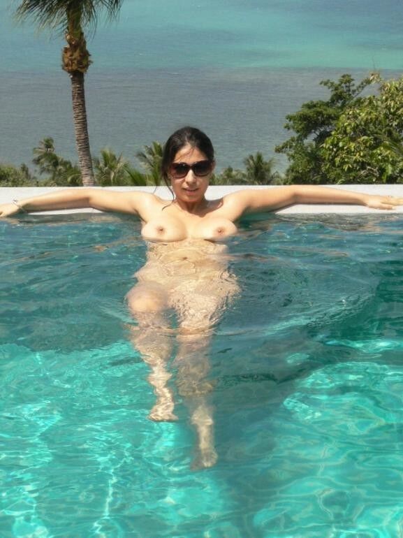 Free porn pics of Latina goes naked 6 of 10 pics
