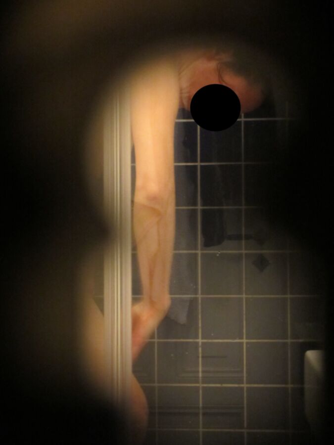 Free porn pics of Meine Frau in der Dusche - durchs Schlüsselloch geknipst 7 of 35 pics
