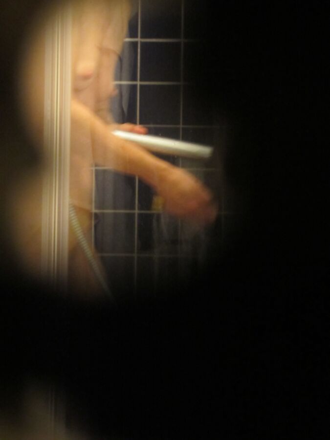 Free porn pics of Meine Frau in der Dusche - durchs Schlüsselloch geknipst 21 of 35 pics