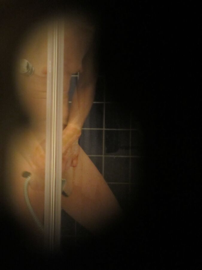 Free porn pics of Meine Frau in der Dusche - durchs Schlüsselloch geknipst 11 of 35 pics