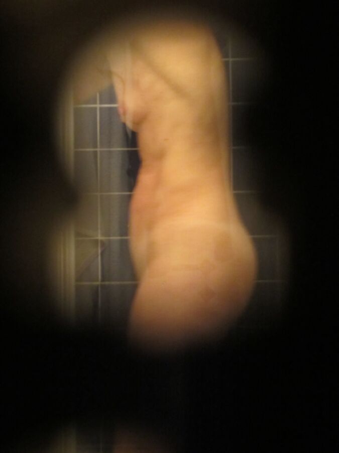 Free porn pics of Meine Frau in der Dusche - durchs Schlüsselloch geknipst 8 of 35 pics