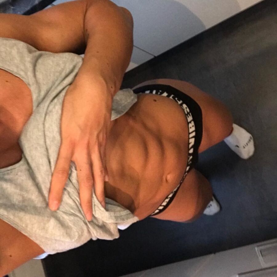 Free porn pics of Muscle babe 9 of 11 pics