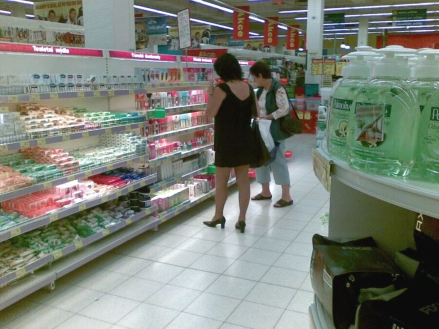 Free porn pics of supermarket peep 4 of 9 pics